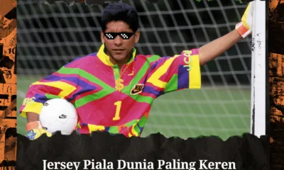 Jorge Campos mengenakan Jersey Piala Dunia hasil disainnya sendiri