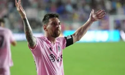 Lionel Messi di laga debutnya bersama Inter Miami. Messi langsung mencetak gol penentu kemenangan Inter Miami di menit akhir laga.